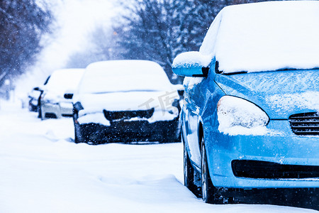 停放的汽车在一场暴风雪冬季的一天