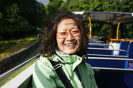 一辆旅游巴士，西湖区的女人