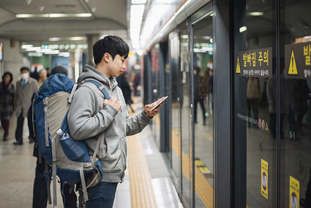 游览时间摄影照片_年轻人前往韩国, 男子等待地铁