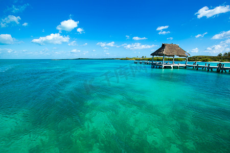 冲浪运动摄影照片_夏天美丽的海滩和热带海域风景