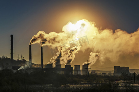 工业排放摄影照片_污染空气的工厂管