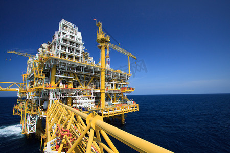 平台佣金摄影照片_在离岸石油和天然气工业、 能源世界、 海上施工平台生产平台.