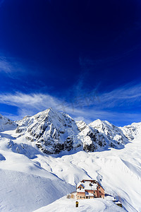 雪心摄影照片_冬天山上，rifugio 心米兰 (schaubachhutte)