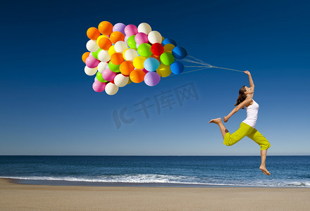 粉色气球免扣摄影照片_与气球跳海浪沙滩快乐