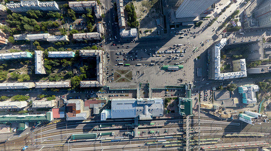 空中城市视图与十字路口、 道路、 房屋、 建筑物、 公园、 停车场、 桥梁