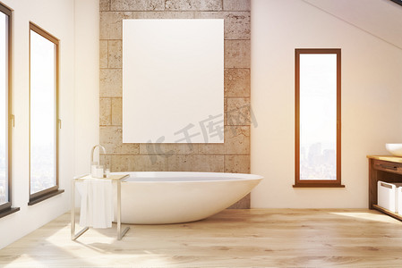 浴室墙壁摄影照片_一间带浴室的内部缩小 windows、 木制浴缸、 混凝土和白色的墙壁和一个大型垂直海报站在架子上.