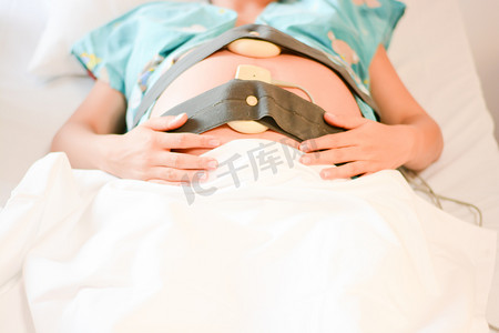 给予摄影照片_怀孕的母亲心电监护