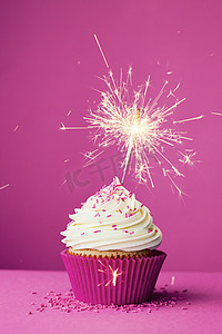生日蛋糕蛋糕摄影照片_生日蛋糕与烟火