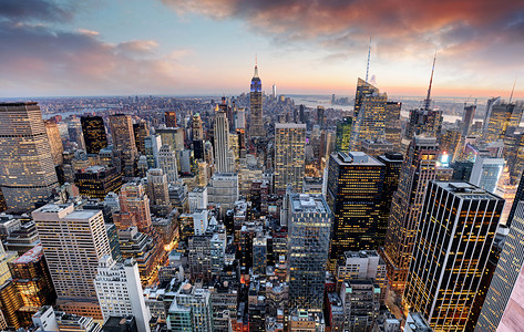 日落时分摄影照片_在日落时美国纽约天际线.