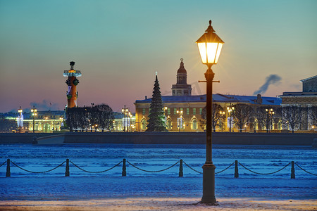 设置列摄影照片_Christmas decoration of St. Petersburg, Russia, winter evening, Birzhevaya  Square.