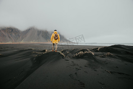 自然风景雨摄影照片_流浪探险家发现冰岛自然奇观