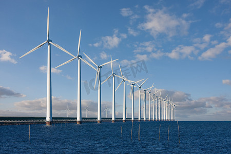 港风电商摄影照片_站在海中的巨大风车