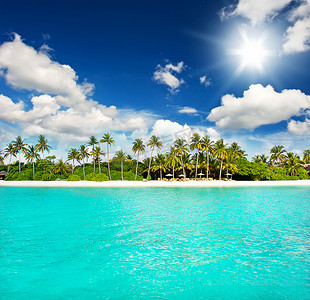 paraiso摄影照片_景观的热带岛屿海滩与完美的天空