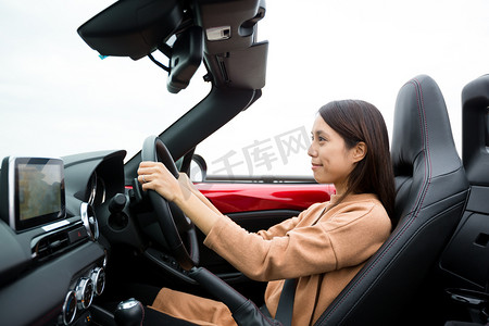 女人驾驶敞篷跑车车