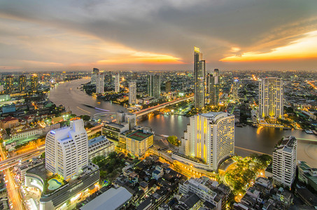 在夜间用鸟瞰的曼谷市的河流的景观