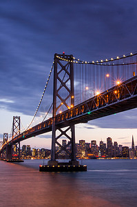旧金山-奥克兰湾大桥和旧金山天际线上空的黄昏