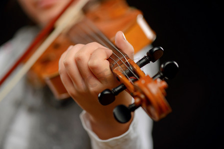 春小提琴摄影照片_Nice girl playing the violin