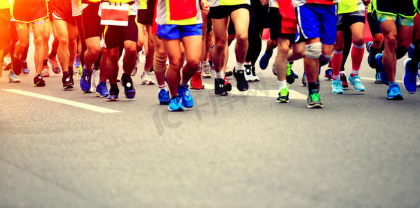 马拉松比赛，人们踏上了城市的道路