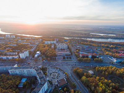 特大号外摄影照片_在城市的秋天。在道路、 森林、 河全景鸟瞰图.