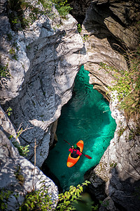 水上活动摄影照片_在大峡谷的皮划艇探险