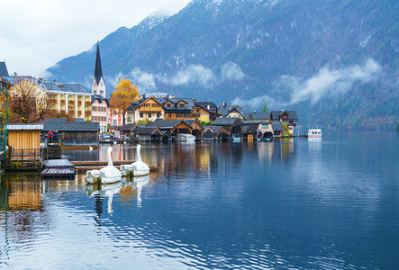 奥地利Salzkammergut地区著名Hallstatt村秋雾天湖景