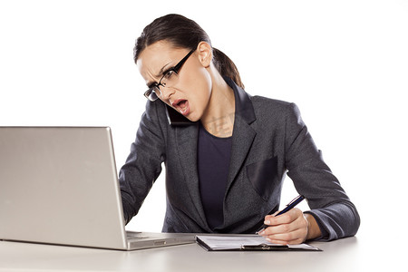 商务工作高清摄影照片_坐在办公桌前使用电脑办公的职场女性