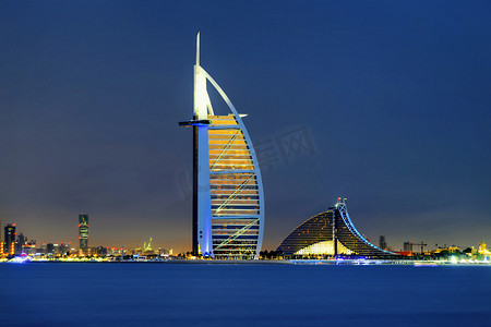 奢侈品奢侈品摄影照片_夜间的迪拜天际线