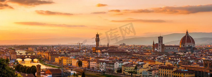 佛罗伦萨市在金色的夕阳。全景视图到河里阿诺，韦奇奥桥、 旧宫和圣玛丽亚大教堂圣母百花 （duomo），佛罗伦萨，意大利