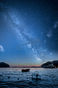 亚得里亚海摄影照片_亚得里亚海上空的银河