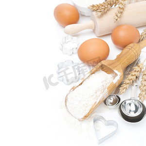 擀面杖摄影照片_小麦面粉、 擀面杖、 蛋、 小甜饼刀铲
