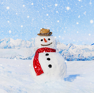 红色活动活动摄影照片_户外在白色雪地里的冬天雪人