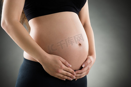 怀孕妇女的腹部
