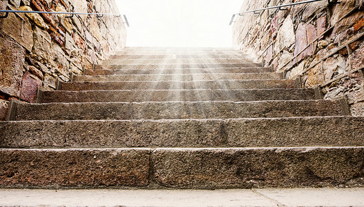 长梯子摄影照片_具有历史意义的老石楼梯与阳光轻蒙，西班牙巴塞罗那