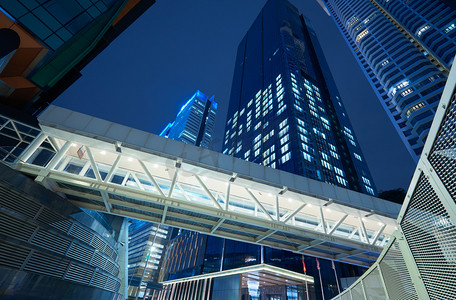 走道桥、摩天大楼办公楼、夜景的低角度视角
