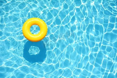 oc渐变塑料摄影照片_黄池漂浮在一个游泳池
