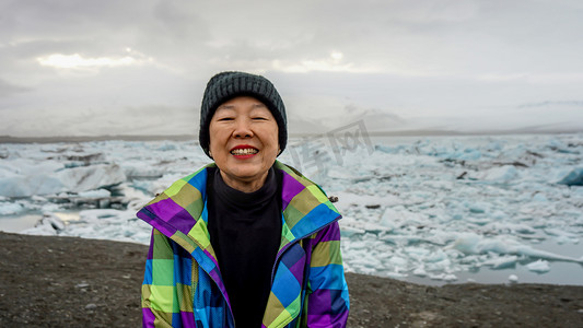 有钱人生活摄影照片_亚洲老妇人前往 Jokulsarlon 冰川泻湖, 冰岛