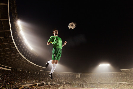 世界杯精神摄影照片_在体育场内运动员传球足球球