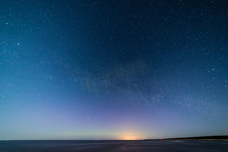 美丽的银河系,夜晚的天空上的树的剪影