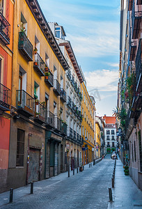 种植园主摄影照片_单巷街道在西班牙马德里市. 
