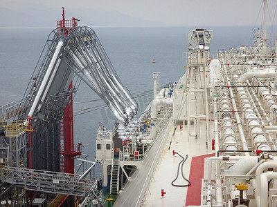 lng运输摄影照片_液化天然气装载武器的装/卸货 Lng 液化的天然气船的货物