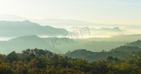 观天, 薄雾, 山观在清晨黎明前, 仰望山顶。清晨日出在高山上.