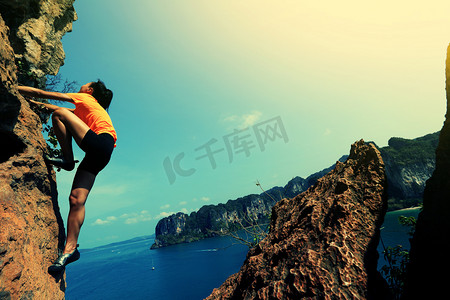 鞋子背景摄影照片_户外极限运动女子攀岩