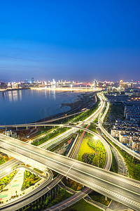 在夜幕降临上海互通式立交桥和高架的路