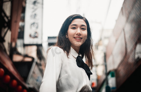 美丽的日本女孩在东京漫步。关于青少年的概念