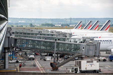 机场建筑摄影照片_巴黎，法国-2016 年 6 月 17 日-巴黎机场着陆和装载货物和乘客