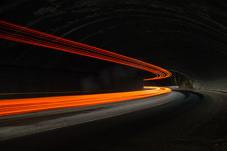 隧道空间摄影照片_在橙色、 红色、 黄色和白色的有趣和抽象灯