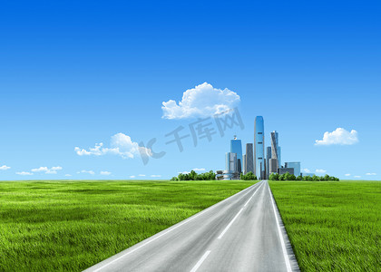 公路草地蓝天背景摄影照片_夏天草地和地平线上的城市天空