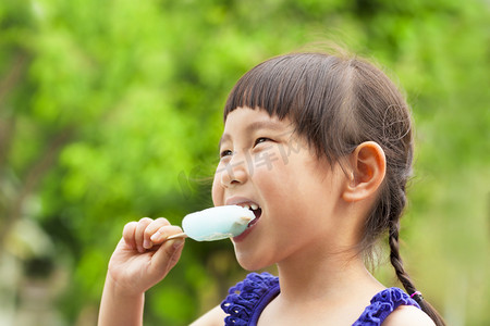 快乐的小女孩，在夏天吃冰棒