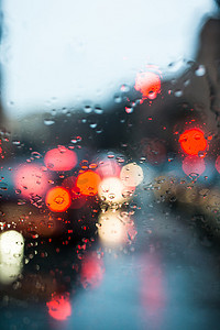 雨滴背景摄影照片_模糊的光线，通过湿的挡风玻璃