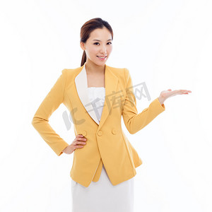 人物指示摄影照片_穿黄色西装的商务女性人士